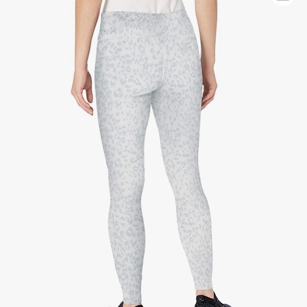 Light Gray Cheetah Print Leggings NWT⭐️